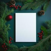 Weiß Papier auf Weihnachten Hintergrund bedeckt durch Tanne Geäst mit rot foto