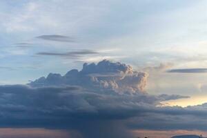 wolkig Himmel ein groß Wolke schwimmt im das Himmel. foto