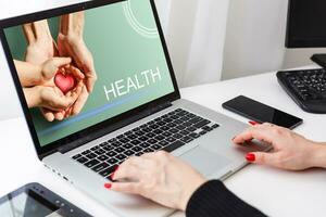 Gesundheitswesen online Beratung Konzept, Gesundheit durch Laptop foto