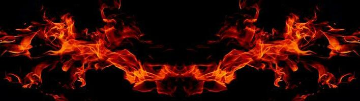 Feuerflammen auf schwarzem Hintergrund der abstrakten Kunst, brennende rote heiße Funken steigen auf, feurig orange leuchtende fliegende Partikel foto