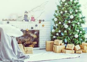 Kamin und Weihnachtsbaum mit Geschenken im Wohnzimmer foto