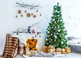 Kamin und Weihnachtsbaum mit Geschenken im Wohnzimmer foto