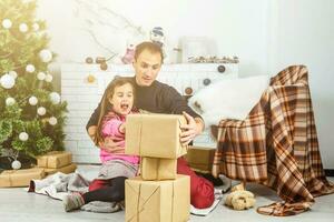 Vater und Tochter austauschen und Öffnung Weihnachten die Geschenke foto