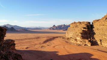 mit Kamel Wohnwagen durch das Wüsten von Wadi Rum, Jordan foto