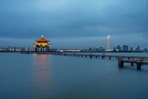 Stadt Landschaft um das See im Suzhou, China. foto