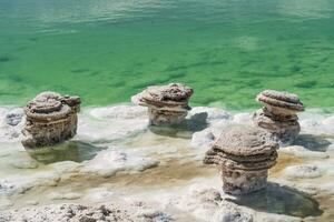 Salz- Steine durch das Grün Kochsalzlösung See. foto