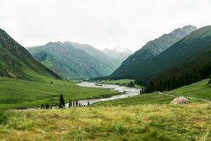 Fluss und Berge mit Weiß Wolken. foto