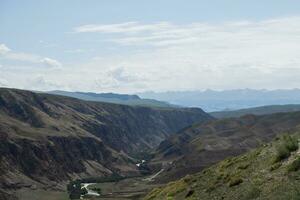 Wiese und Berge im ein sonnig Tag. foto