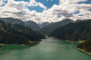 Fluss und Bäume mit wolkenlos Tag. foto