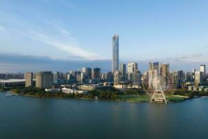 Stadt Gebäude durch Jinji See im Suzhou, China. foto