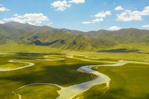 Wicklung Flüsse und Wiesen. Foto im bayinbuluke Wiese im Xinjiang, China.