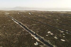 das trocken Land, das Boden durch das Salz- See im qinghai, China. foto