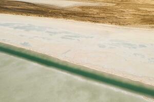 Salz- See mit breit Flachland Hintergrund. foto