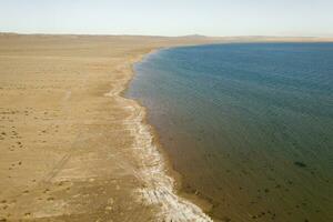 Landschaft durch das See, Boden und das See Rand. foto