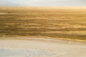 Salz- See mit breit Flachland Hintergrund. foto