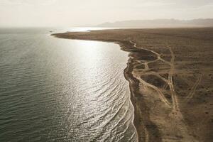 Landschaft durch das See, Boden und das See Rand. foto