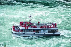 Boot an den Niagarafällen foto