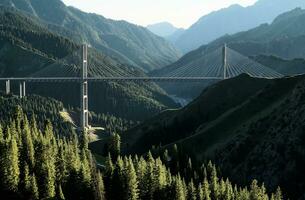 das Brücke zwischen das Berge. Guozigou Brücke im Xinjiang, China. foto