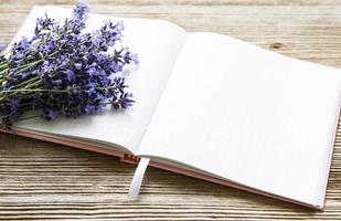 Lavendelstrauß und Notizbuch foto