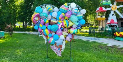 im das Park Dort ist ein Herz gemacht von bunt Luftballons. foto