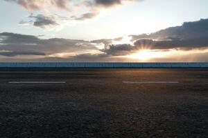 das leeren Asphalt Straße und Tageslicht Himmel und Sonnenschein. foto