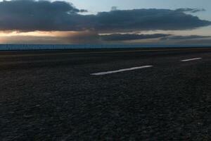 das leeren Asphalt Straße und Tageslicht Himmel und Sonnenschein. foto