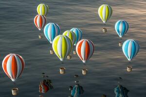 heiß Luft Ballon fliegend Über das Ozean, 3d Wiedergabe. foto