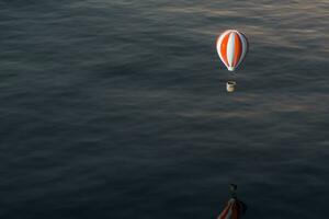 heiß Luft Ballon fliegend Über das Ozean, 3d Wiedergabe. foto