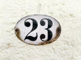 23 - - Haus Nummer Plakette 23 auf Mauer foto