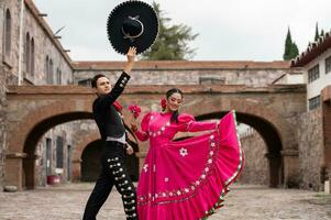jung spanisch Frau und Mann im Unabhängigkeit Tag oder cinco de Mayo Parade oder kulturell Festival foto