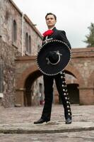 jung spanisch Frau und Mann im Unabhängigkeit Tag oder cinco de Mayo Parade oder kulturell Festival foto