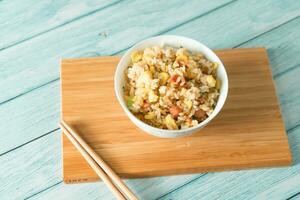 Chinesisch gebraten Reis mit Blau Hintergrund foto