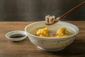 Mais und Schweinefleisch Knochen Suppe, köstlich Chinesisch Lebensmittel. foto