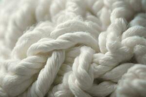 Weiß Wolle Garn, präsentieren es ist kompliziert Textur und Weichheit. das Garn ist dicht verdrehte und aufgerollt. foto