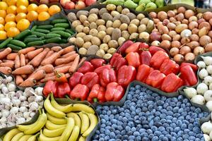 Vielfalt von Gemüse und Früchte auf das Stand. Herbst Ernte. Lebensmittelgeschäft Gestell foto