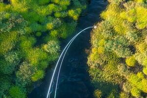 das Fluss zwischen das Berge im ein sonnig Tag, 3d Rendern foto