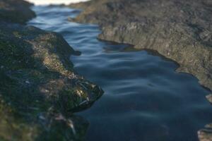 das Fluss zwischen das Berge im ein sonnig Tag, 3d Rendern foto