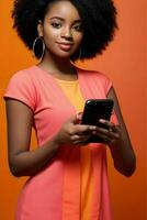 atemberaubend Frau halten ein Handy, Mobiltelefon Telefon mit ein hell Hintergrund. Profi Foto