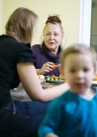 Alten Mutter und Tochter genießen ein Mahlzeit foto