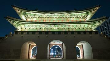 beleuchtet gwanghwamun Tor im Nacht Seoul, Süd Korea foto