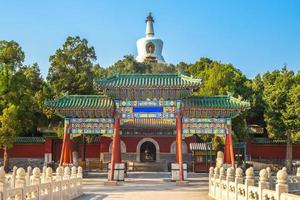 weiße Pagode des Beihai Parks in Peking, China foto