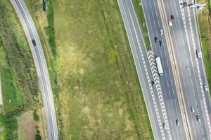 hoch Winkel Aussicht von britisch Autobahnen und Autobahnen und der Verkehr auf m1 Kreuzung 11a von Luton und dunstable England Vereinigtes Königreich. Bild war gefangen auf August 15., 2023 foto