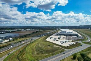 hoch Winkel Aussicht von britisch Autobahnen und Autobahnen und der Verkehr auf m1 Kreuzung 11a von Luton und dunstable England Vereinigtes Königreich. Bild war gefangen auf August 15., 2023 foto