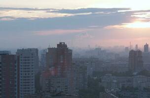 Sonnenaufgang Über das Stadt. foto