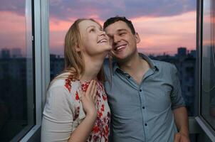 jung glücklich Paar auf das Balkon foto