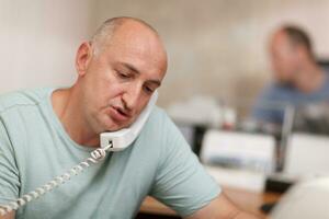 Geschäftsmann reden auf Telefon im Büro foto