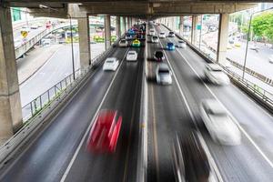 Bewegungsunschärfe des Autos auf der Straße in der Stadt foto