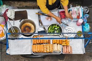 Blick von oben auf das thailändische Streetfood in Bangkok, thailand foto