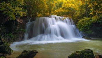 schöner Wasserfall im tiefen Wald foto