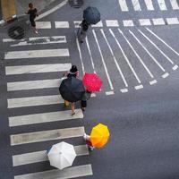 Luftbild-Draufsicht von Menschen, die auf der Straße in der Stadt über Fußgängerüberweg-Verkehrsstraße gehen foto